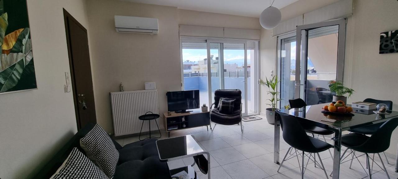 Bright & Modern Apt With View